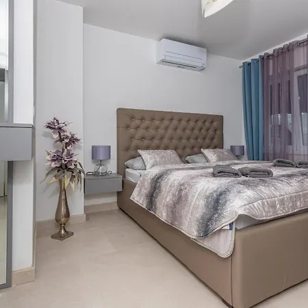 Kecman Apartmán *